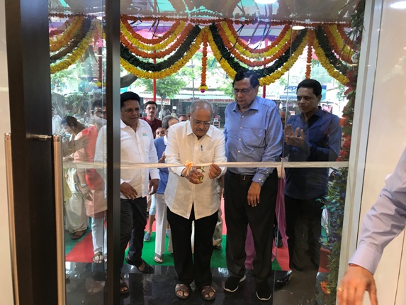 Mr.Ulhas Pethe cutting the ribbon along with Mr.Subhash Pethe at the launch of new WHP Jeweller store at Boisar